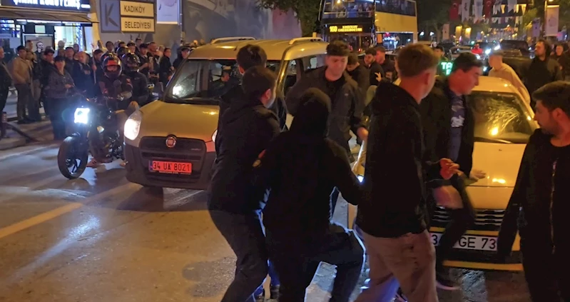 İstanbul - Bağdat Caddesi’nde Galatasaray taraftarlarının araçlarına saldırı