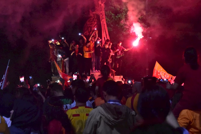 Konya’da Galatasaray taraftarı erken şampiyonluğu coşkuyla kutladı