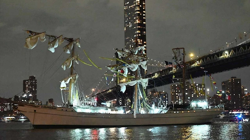 Meksika donanma gemisi Brooklyn Köprüsü