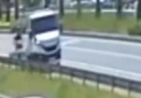 Düzce- Sürücüsünün geri manevra yaptığı oto kurtarıcıya motosikletin çarptığı kaza kamerada /Video eklendi 