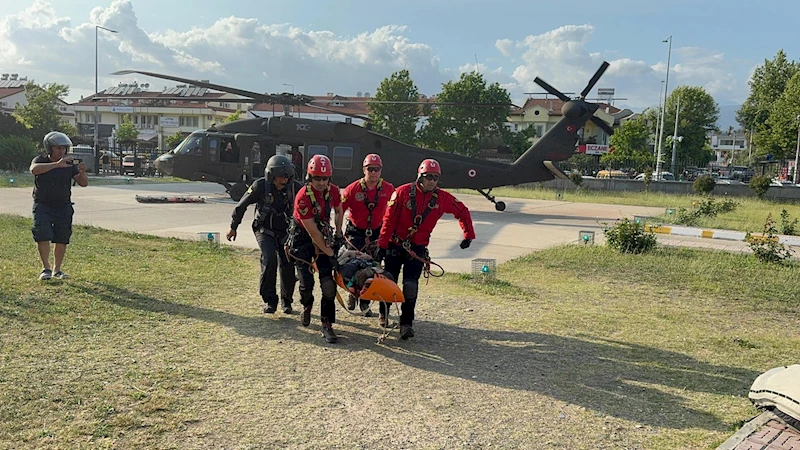 Paraşütle kayalıklara düşen turist, askeri helikopterle kurtarıldı