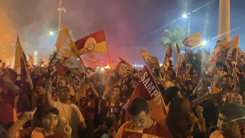 Aydın’da Galatasaray’ın şampiyonluğu kutlandı: Coşkulu bir aile bebeklerini yolun ortasında unuttu