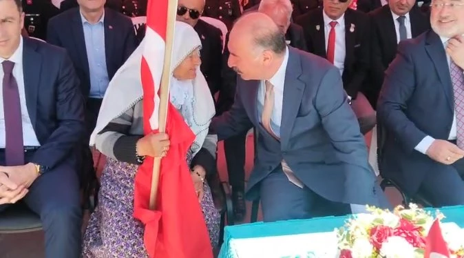 Çorum - Vali Çalgan, kutlamaları 90 yaşındaki Satı Bocuk ile birlikte izledi /Video eklendi 
