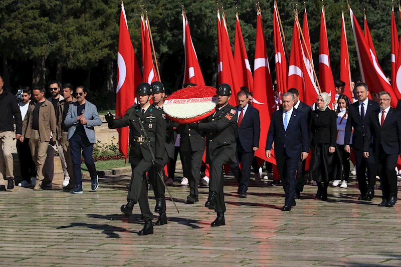 Bakan Bak, gençler ve sporcularla birlikte Anıtkabir