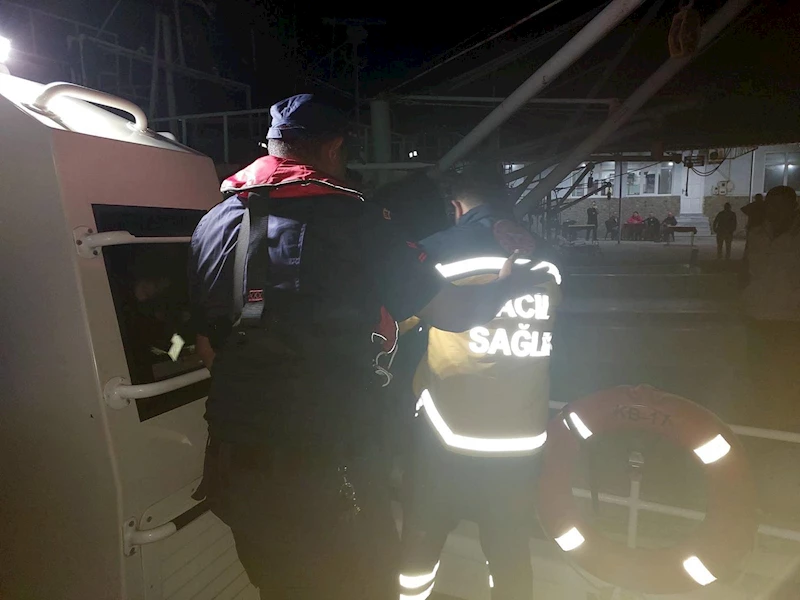 Kalp krizi geçiren gemi personelini Sahil Güvenlik ekipleri kurtardı