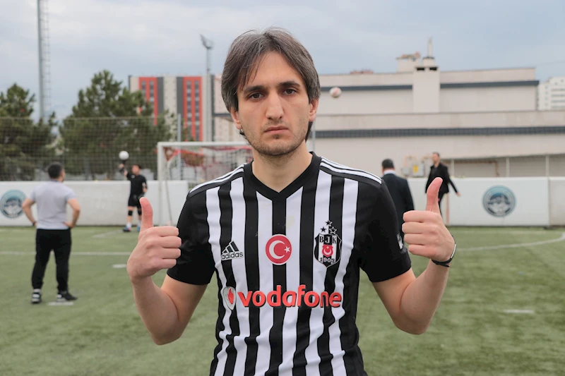 Görme engelli öğretmen, okulda öğrencilerin, yeşil sahada topun peşinden koşuyor