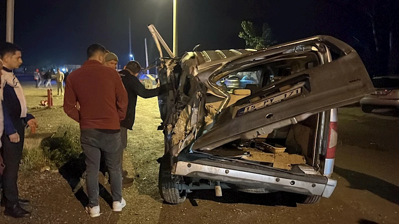 Freni boşalan kamyonet, otomobillere çarpıp Eşen Çayı’na uçtu; 2 yaralı/ Ek fotoğraflar