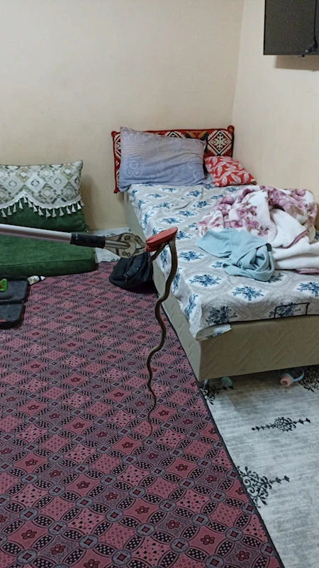 Eve giren yılan, itfaiye görevlilerince yakalandı