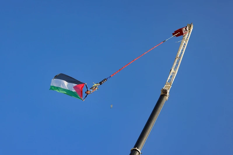 Bungee jumping yapan kişi 70 metre yükseklikte Filistin bayrağı açtı