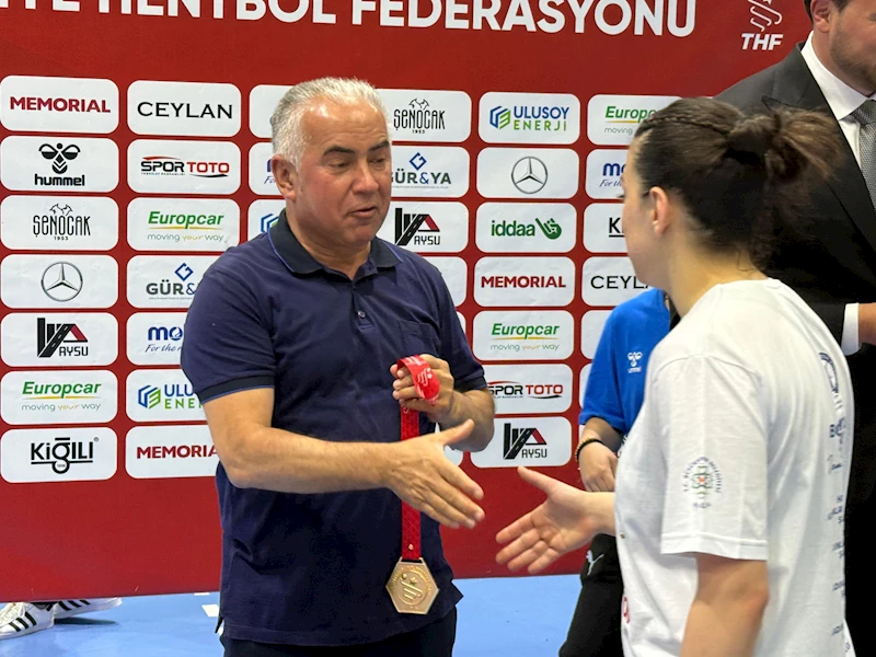 Yalıkavakspor şampiyonluk kupasını çiftledi