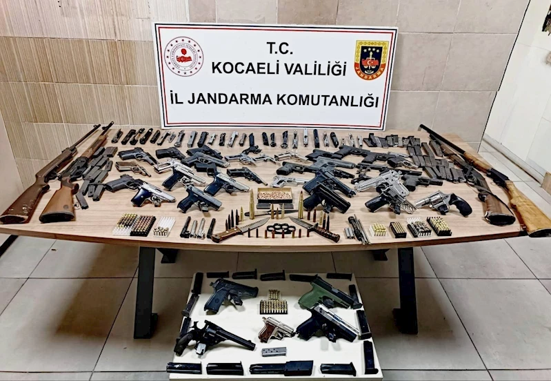 Ev ve iş yerinden ruhsatsız 14 tabanca ve 4 av tüfeği çıktı