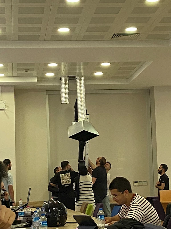 Üniversite kütüphanesinde kedi kurtarma operasyonu
