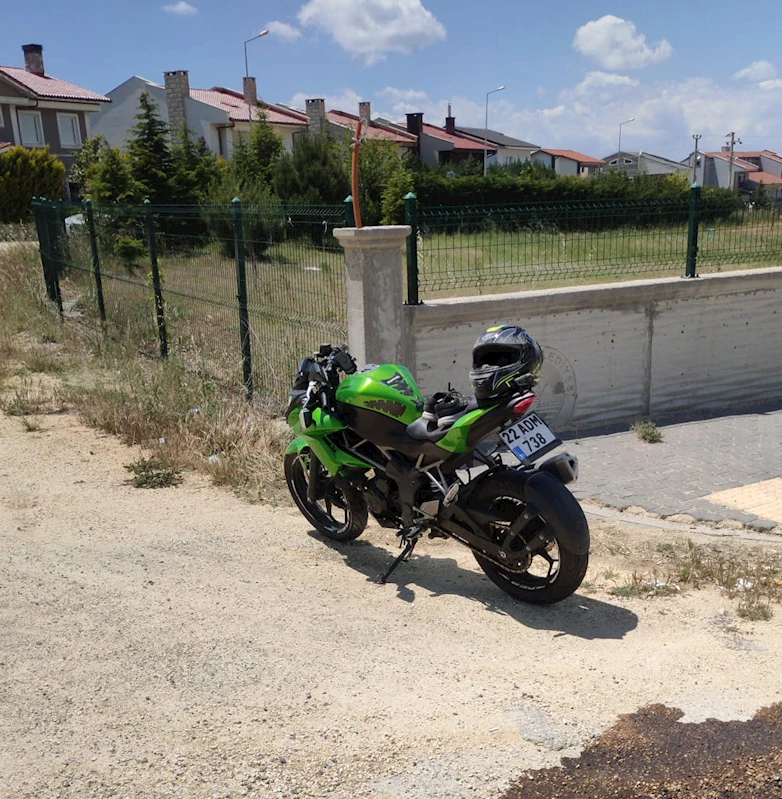Otomobille çarpışan motosikletin sürücüsü yaralandı 