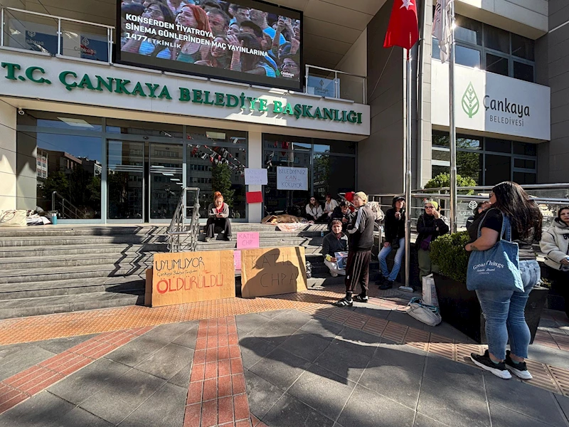 Hayvanseverlerden, belediye önünde 
