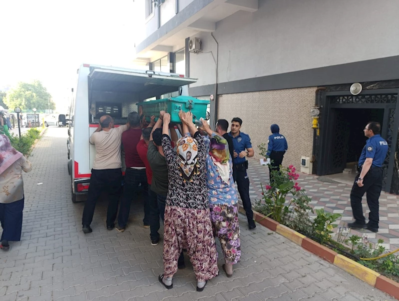 Emekli doktor evinde ölü bulundu