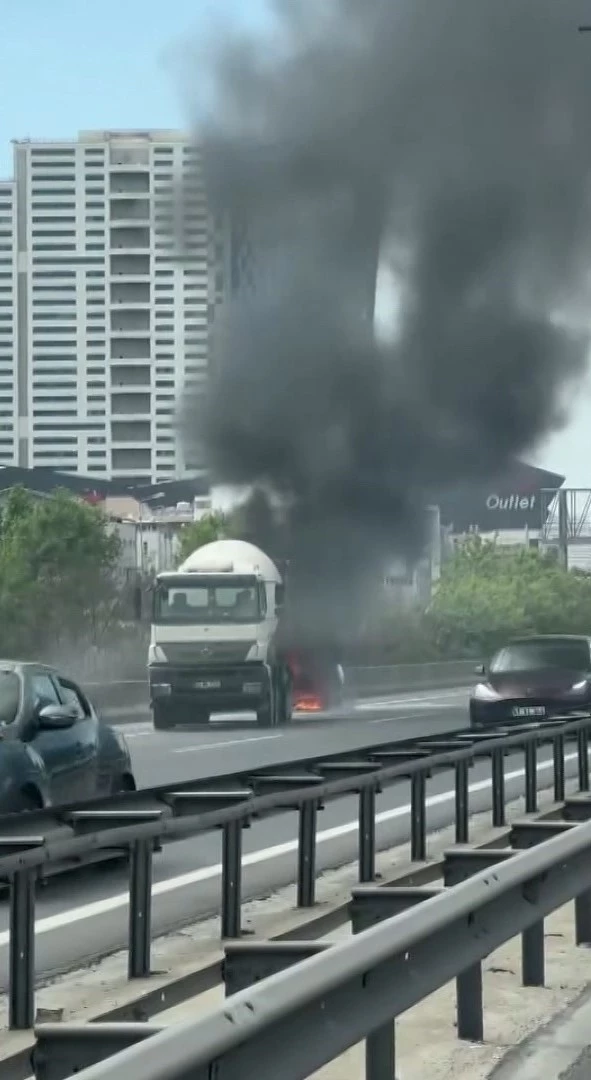 İstanbul- Basın Ekspreste alev alev yanan otomobilin sürücüsü: 