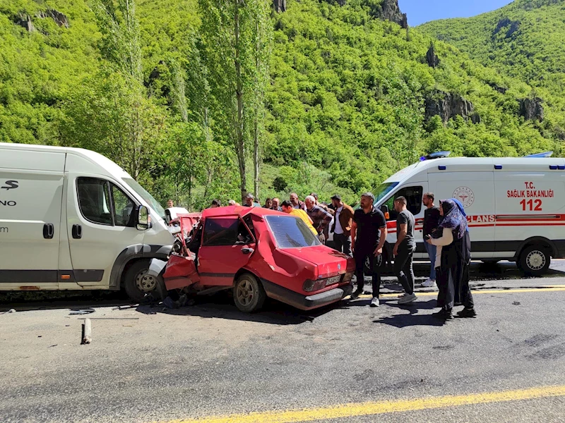Minibüs ile otomobil çarpıştı; 2 ölü, 1 yaralı