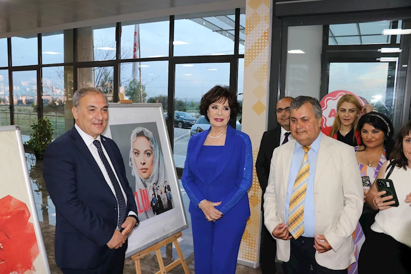 Hülya Koçyiğit, bahar şenliğinde öğrenciler ve huzurevi sakinleriyle, rol aldığı 
