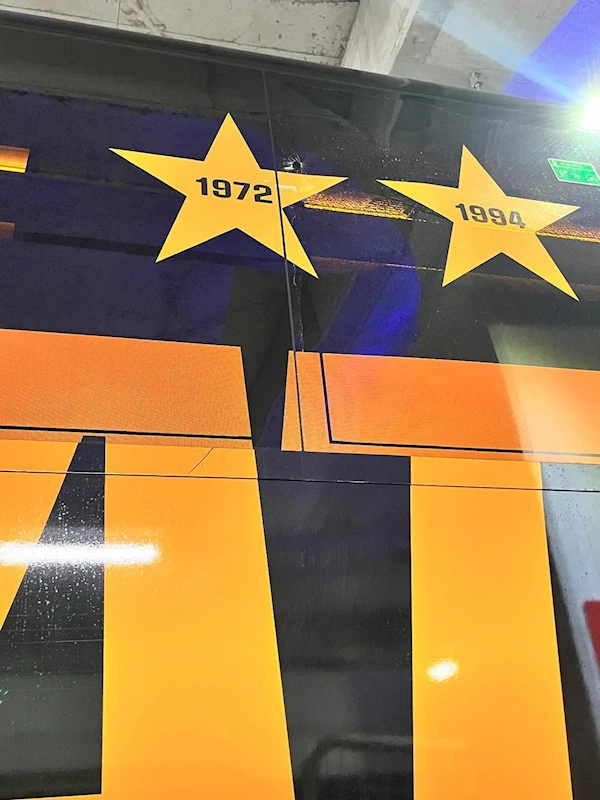 Galatasaray otobüsüne taşlı saldırı 