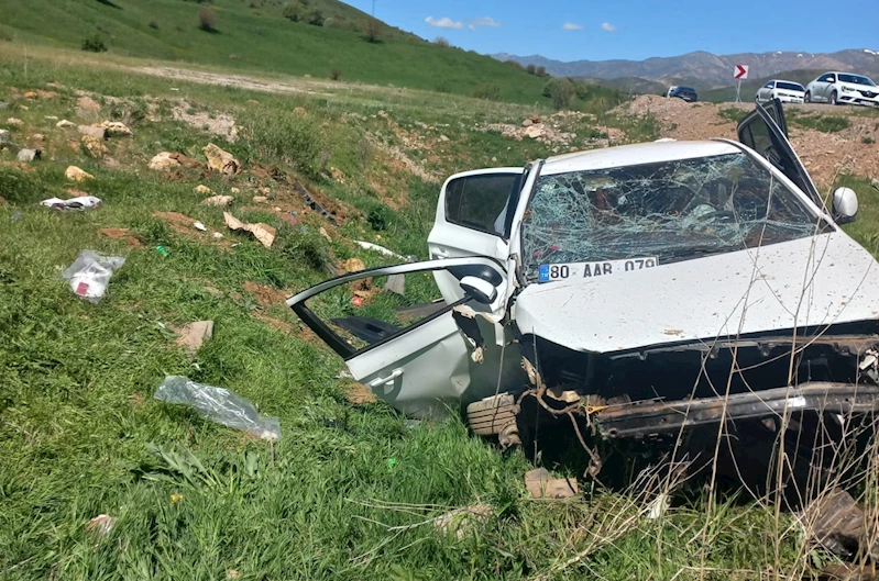 Otomobil, şarampole devrildi; baba öldü, eşi ile çocuğu yaralı