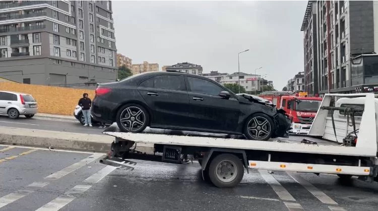 İstanbul - Beylikdüzü’nde zincirleme kazada 4 kişi yaralandı 