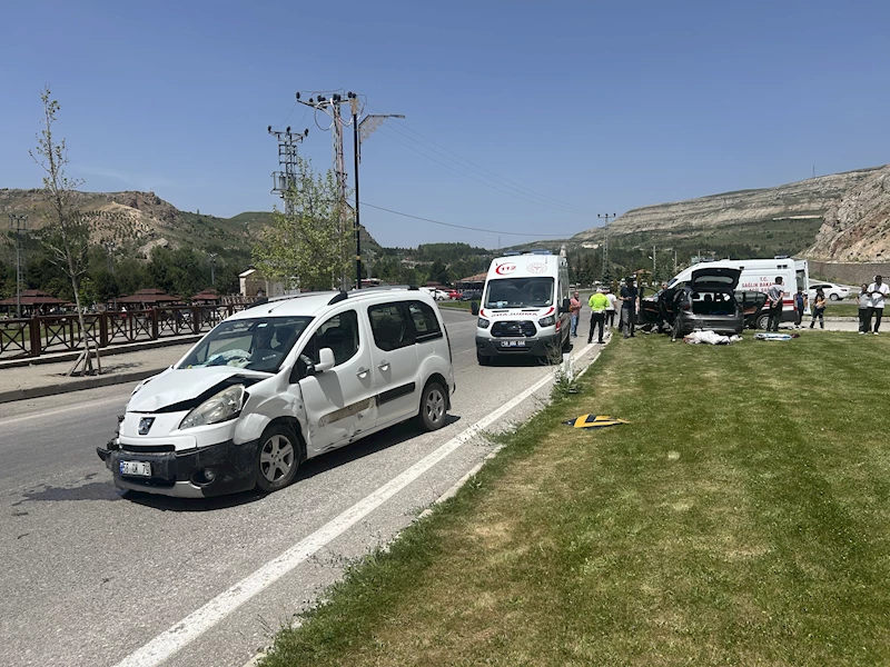 Otomobil ile hafif ticari araç çarpıştı: 3