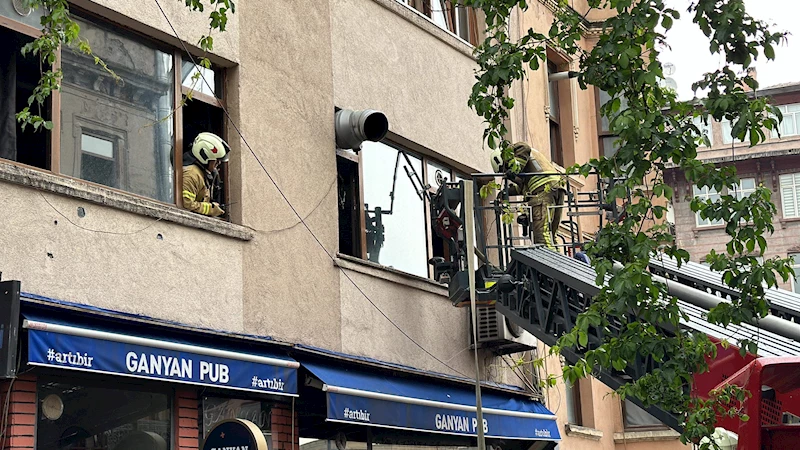 İstanbul - Beyoğlu’nda yangın çıkan binada mahsur kalan 2 kişi kurtarıldı 