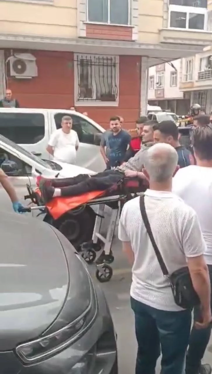 İstanbul - Küçükçekmece’de polise bıçak çekerek direnen şüpheli, bacağından vurularak etkisiz hale getirildi 