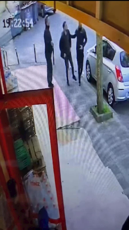 İstanbul - Ümraniye’de motosikletli saldırgan araçtan inen adama kurşun yağdırdı: Husumetlilerini sakladığı için vurulmuş 