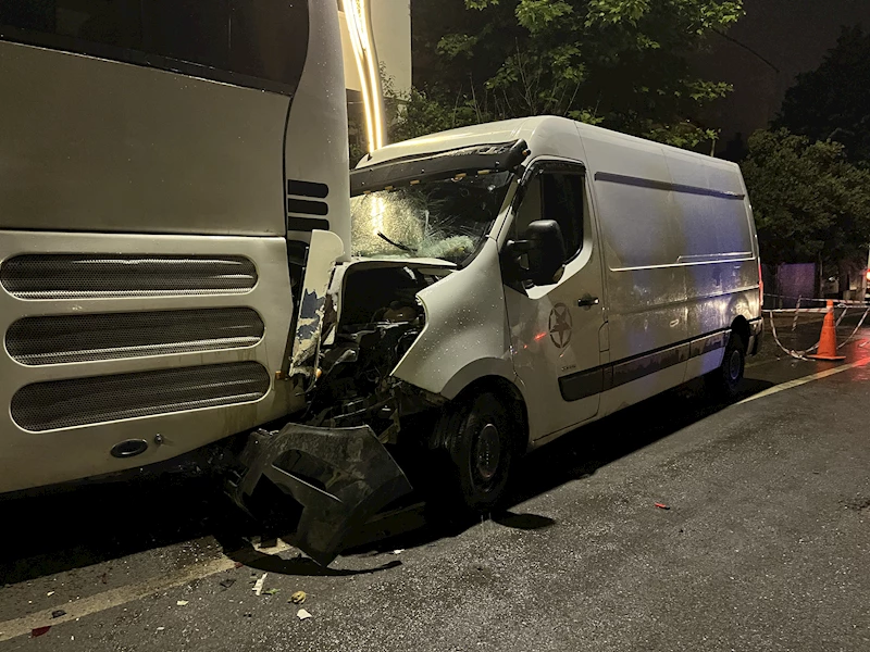 Ehliyetsiz sürücünün kullandığı kamyonet, otobüse çarptı: 3 yaralı