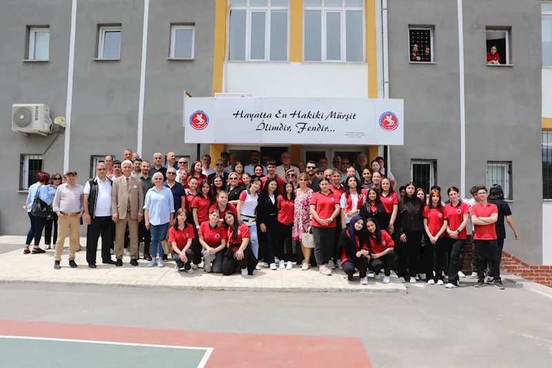 Eray öğretmen 40 yıl görev yaptığı okuldan İzmir Marşı’yla emekli oldu