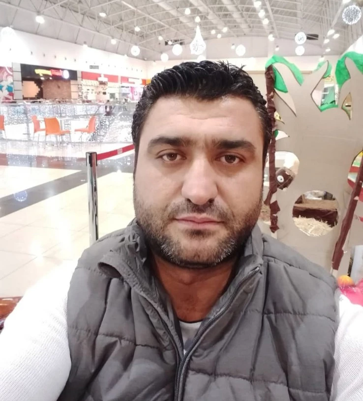 Refüjdeki aydınlatma direğine çarpan otomobilden fırlayıp öldü