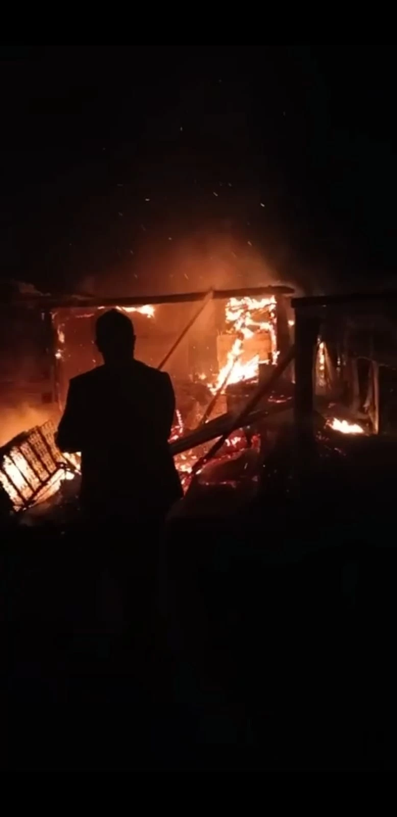 Köy fırını ile ardiyesi yangında kullanılamaz hale geldi