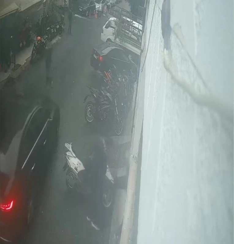 İstanbul - Kağıthane’de otomobile silahlı saldırı kamerada: Saldırganların 30 suç kaydı çıktı