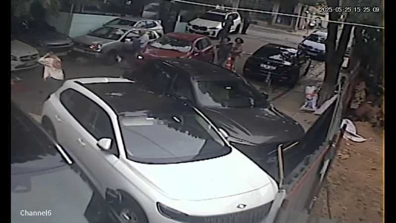 İstanbul - Üsküdar’da otomobil yayaya çarptı; kaza anı kamerada 
