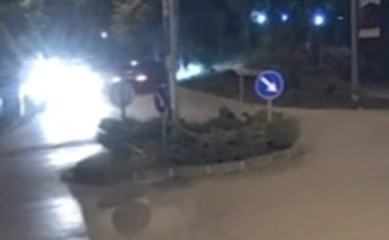 Sürücüsünün kavşakta drift attığı otomobil ağaca çarptı; 3 yaralı