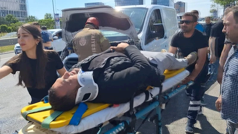 İstanbul - Maltepe’de 5 aracın karıştığı zincirleme kaza: 2 yaralı
