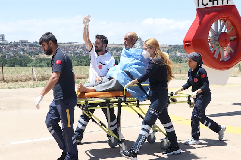 Yaktıkları ateşi söndürmeye çalışırken yaralandılar