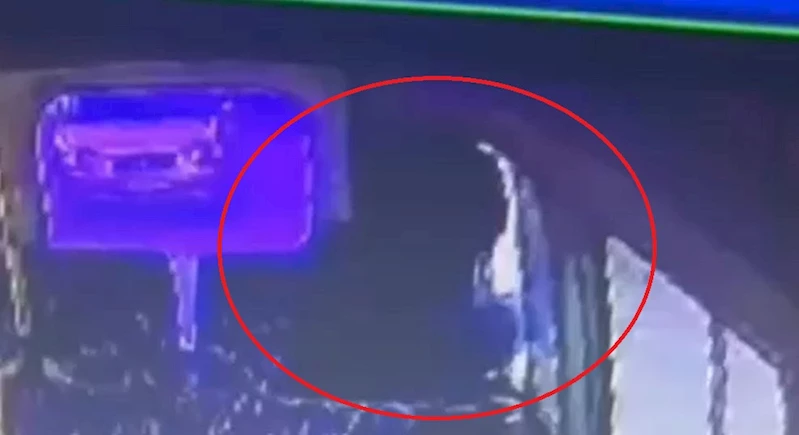 Bindiği dolmuştan ateş açıp husumetlisini vurdu; o anlar kamerada
