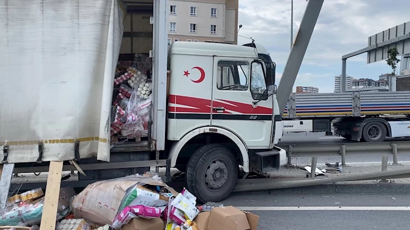 İstanbul- Başakşehir’de mama yüklü kamyon önce bariyere ardında direğe çarptı 