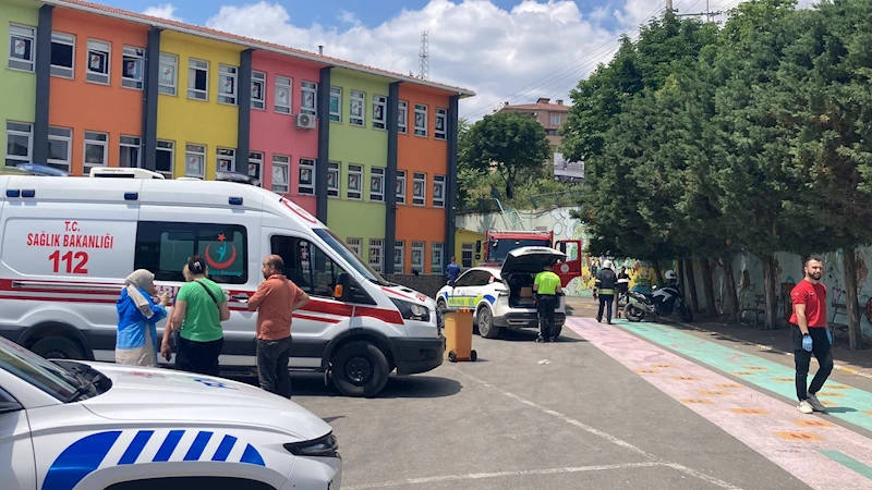 Kocaeli- Otomobil, 5 metreden okul bahçesine uçtu; sürücü yaralandı /Video eklendi 