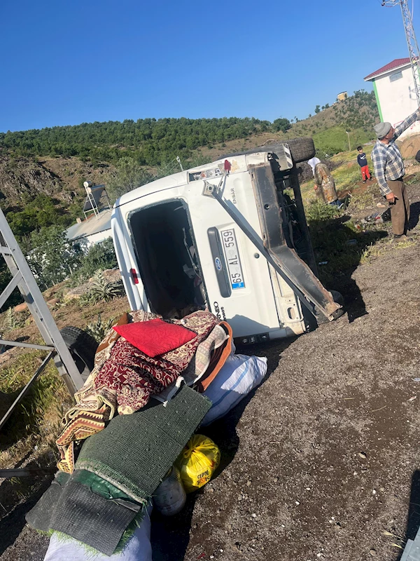 Demir bariyerlere çarparak devrilen hafif ticari araçtaki 1