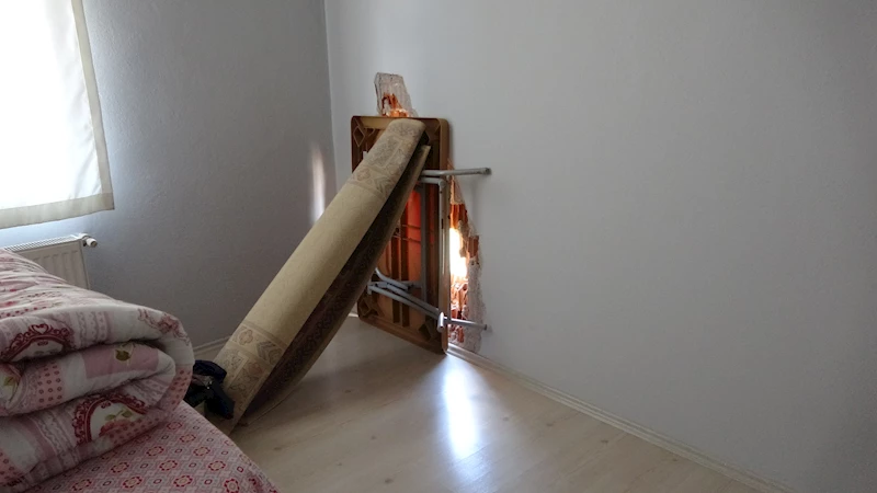 Metruk yapının yıkımı sırasında bitişikteki 3 bina hasar gördü/ Ek fotoğraflar