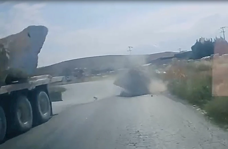 Denizli- Otomobil sürücüsü, yola düşen mermer bloktan son anda kurtuldu; o anlar kamerada /Video eklendi 