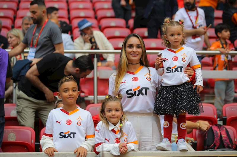 Galatasaray şampiyonluğunu taraftarıyla stadyumda kutladı / Ek Fotoğraflar
