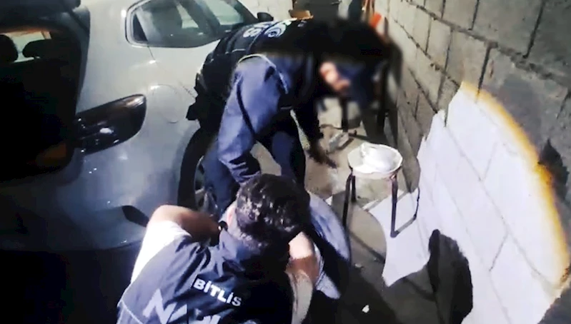 Otomobilin yedek lastiğinden uyuşturucu çıktı; 4 tutuklama