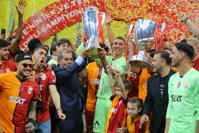 Galatasaray şampiyonluğunu taraftarıyla stadyumda kutladı / Fotoğraflar