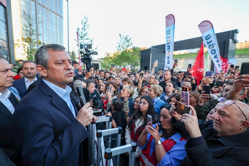 İstanbul - Özgür Özel, CHP İstanbul İl Başkanlığı önünde konuştu