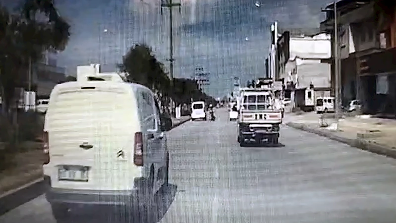 Adana - Hafif ticari aracın yayaya çarptığı kaza kamerada /Video eklendi 