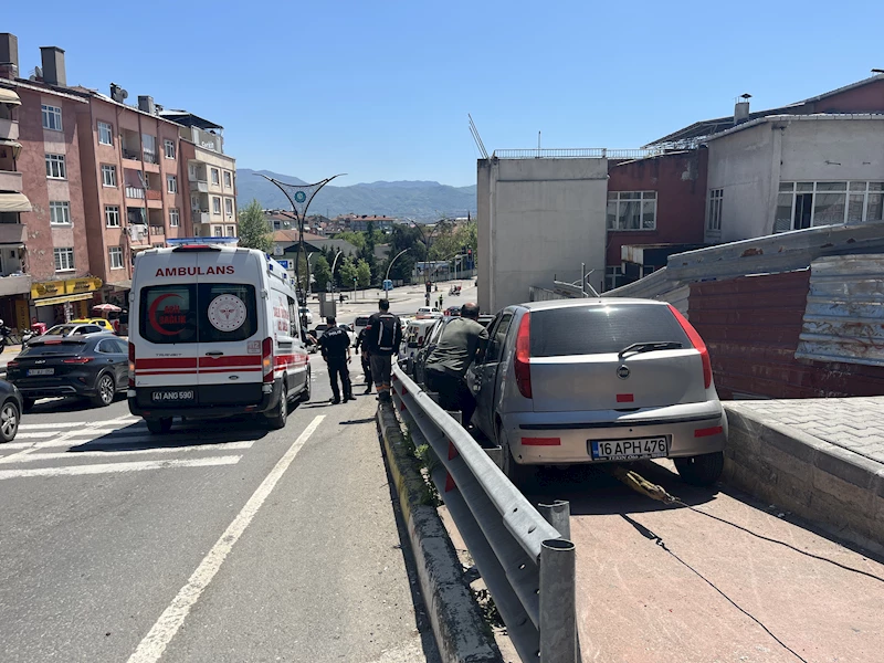 Kocaeli - Otomobil, kırmızı ışıkta bekleyen otomobile çarptı; 2